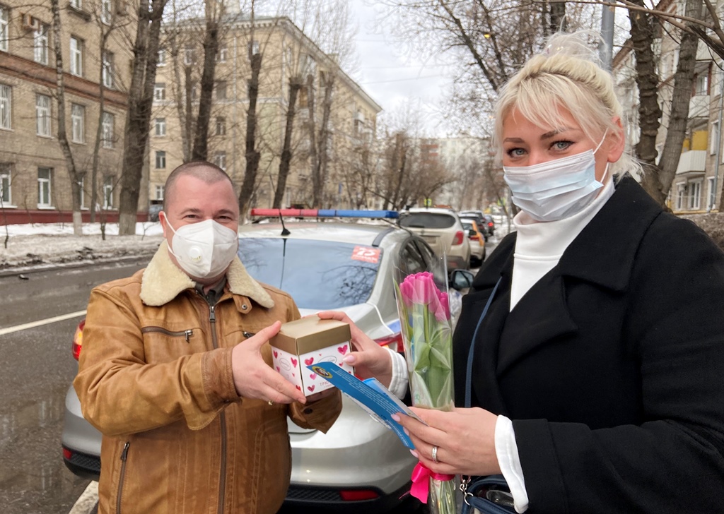Женщинам-водителям в Рязанском вручили цветы
