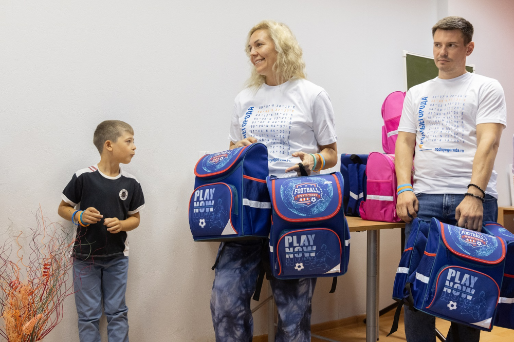 Волонтеры Московского нефтеперерабатывающего завода вручили школьникам Капотни подарки ко Дню знаний